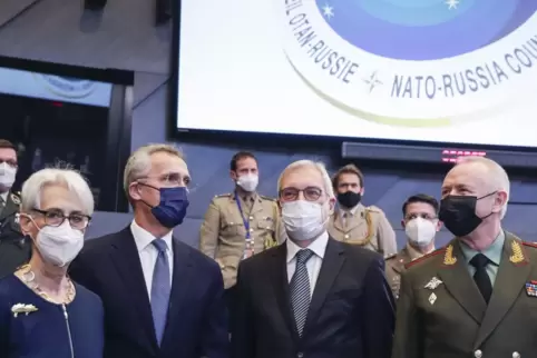 Zusammenkunft beim Nato-Russland-Rat am Mittwoch (von links): die stellvertretende US-Außenministerin Wendy Sherman, Nato-Genera