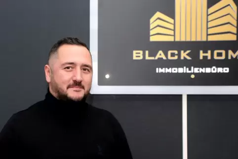 Emre Siyah betreibt in der Kuseler Bahnhofstraße das Immobilienbüro „Black Home“. 