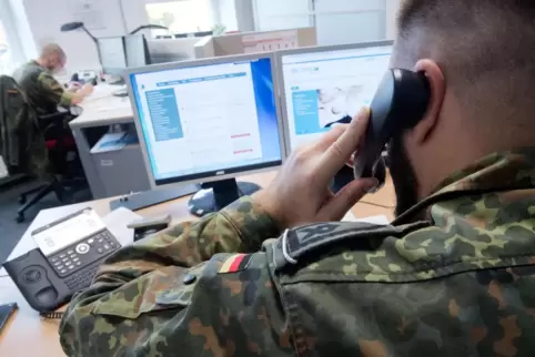 Bundeswehrsoldaten im Gesundheitsamt.