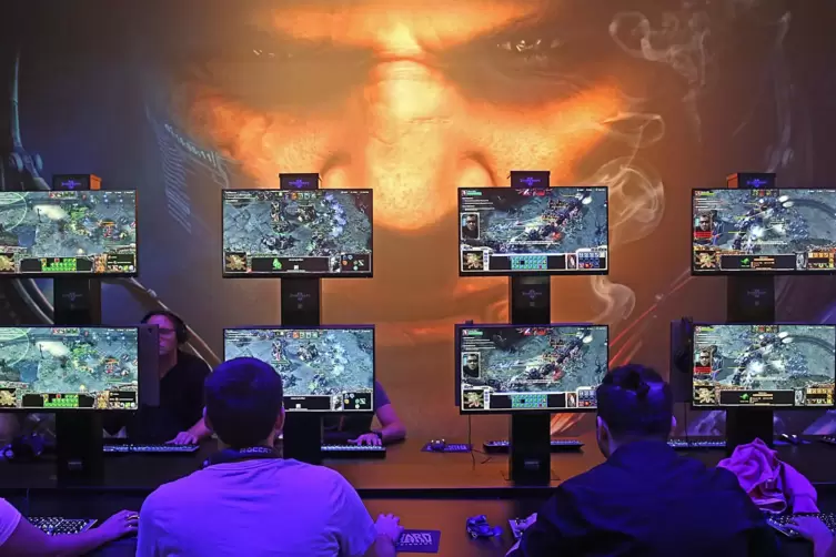 Activision Blizzard – hier ein Foto des gamescom-Auftritts 2018 – steht derzeit hefitg in der Kritik, wie das Unternehmen mit Fr
