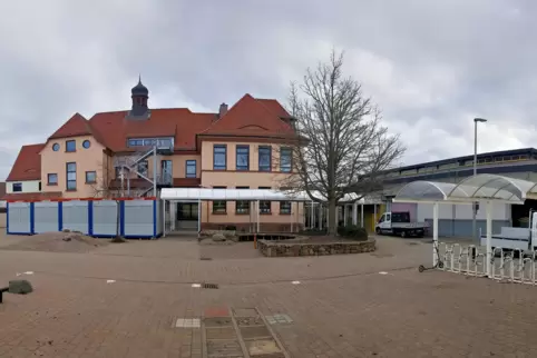 Die Pestalozzi-Grundschule wurde 2021 saniert und wird 2022 erweitert. Der alte Bauhof (rechts) wird derzeit entkernt und abgeri