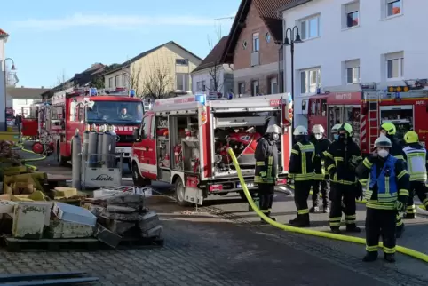 Die Ortsdurchfahrt war wegen der Lösch- und Abrissarbeiten gesperrt.