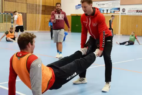 Neues Übungsleiterduo: Andreas Reckenthäler (Mitte) und Philipp Rogawski (rechts) im Trainingsbetrieb.