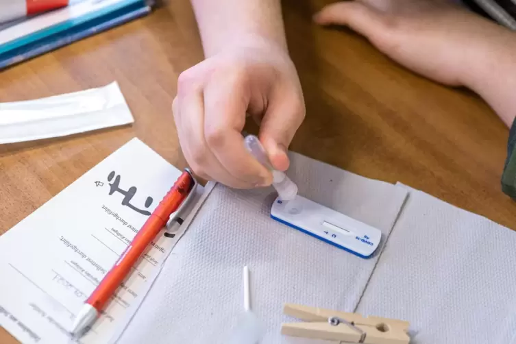Der Selbsttest gehört längst zum Schulalltag, aber immer wieder kommt es dabei auch zum Fehlalarm. 