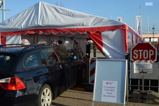 Am Globus-Baumarkt stehen auf dem früheren Hela-Parkplatz die Zelte für das neue PCR-Test-Drive-in.