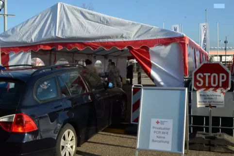 Am Globus-Baumarkt stehen auf dem früheren Hela-Parkplatz die Zelte für das neue PCR-Test-Drive-in. 