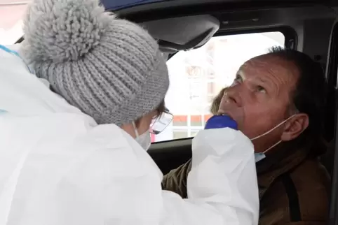 PCR-Test im neuen Drive-In des DRK. 