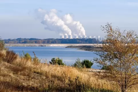 Das Kraftwerk Jänschwalde und der Cottbuser Ostsee, der durch das Fluten des ehemaligen Braunkohletagebaus Cottbus-Nord entsteht