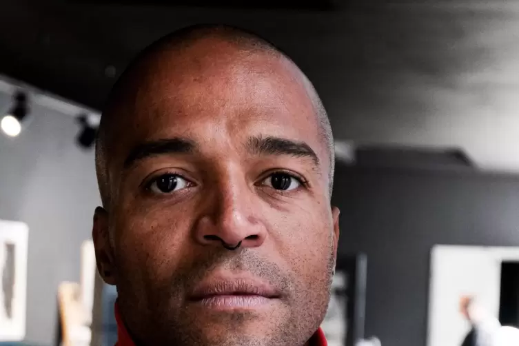  &bdquo;Fr&uuml;her war ich intuitiver, heute produziere ich mehr nach Plan&ldquo;, beschreibt Ray Okpara, wie sich sein Arbeiten durch die Pande