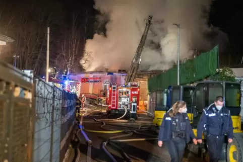 Ein gewaltiger Großbrand hält die Wehren in Sulzbach-Altenwald in Atem. 