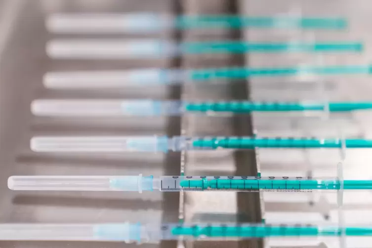 Fertig aufgezogene Spritzen mit dem Impfstoff von Biontech liegen im Impfzentrum bereit. 