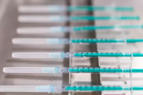 Fertig aufgezogene Spritzen mit dem Impfstoff von Biontech liegen im Impfzentrum bereit. 