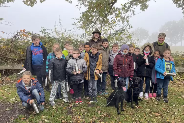 Im November zu Besuch im Revier von Renate Bickmann: zwei Klassen der Schule am Donnersberg mit Jagdk&ouml;nigin Joeline Remy-Weber (