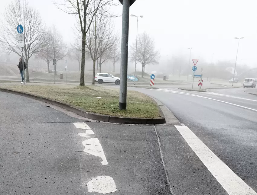 Viele der weißen Markierungen sind bereits komplett abgefahren oder lösen sich gerade auf.