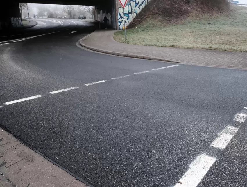 Die neuen Markierungen markieren beispielsweise die Fußgängerquerungen an den Kreisel-Armen .
