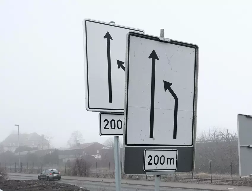 Das vordere Schild wurde vermutlich beim Abbauen vergessen oder übersehen.