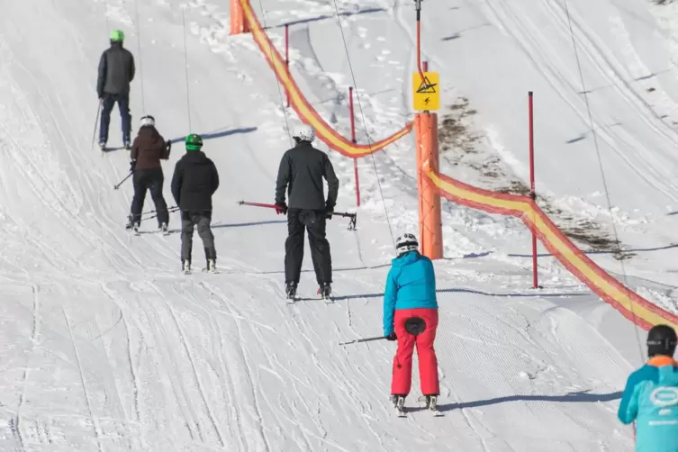 Die Schneeverhältnisse im Schwarzwald sind gut und Skifahren auch im Lockdown erlaubt. 