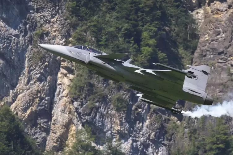  Schweden entwickelt eigene Kampfjets: eine Saab JAS 39C Gripen. 