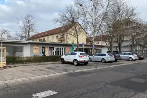 Blick auf die noch verbliebenen Flachbauten in der Landauer August-Croissant-Straße: Die frühere Metzgerei (links) und die Döner Blick auf die noch verbliebenen Flachbauten in der Landauer August-Croissant-Straße: Die frühere Metzgerei (links) und die Döner