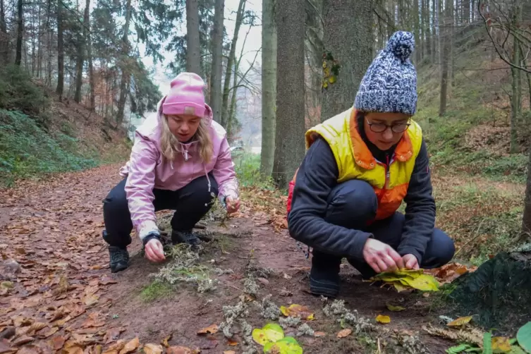 Jennifer Frieden (links) und Tina Sanio gestalten bei einer Kunstaktion im Wald zwischen Rodalben und Münchweiler die Wurzeln ei