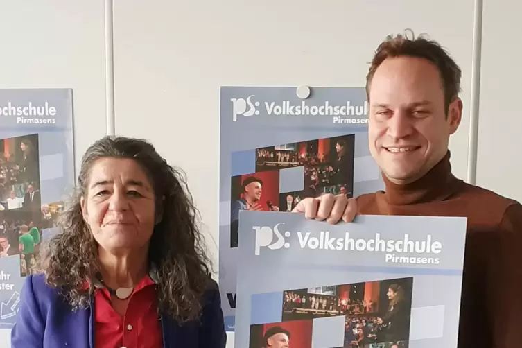 VHS-Leiterin Margit Nuss und Dezernent Denis Clauer stellen das Frühjahrssemester 2022 der Volkshochschule vor. 