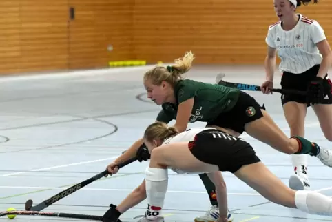 Ein Tor fehlt Marie Sattler (grünes Trikot) in dieser Saison noch. Meist war sie Vorbereiterin für Klara Galijasevic.