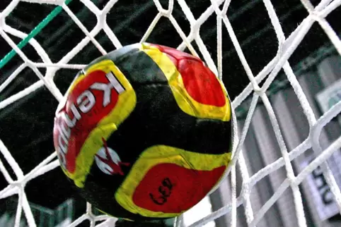 Die SG Lambsheim/Frankenthal hofft, dass der Ball oft im Netz der HSG Mutterstadt/Ruchheim zappelt. 