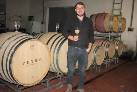 Lucas Peter im Holzfasskeller des Weinguts Peter in Wachenheim.