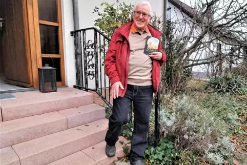 Kontakt zum Mars: Wilfried Wambold aus Altrip mit seinem ersten Roman für Kinder, Jugendliche und junggebliebene Erwachsene. 