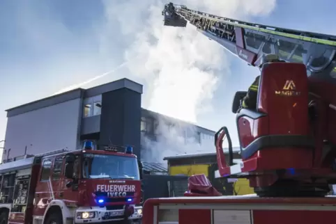 Mit zwölf Fahrzeugen und rund 40 Einsatzkräften rückte die Feuerwehr dem Brand zuleibe.