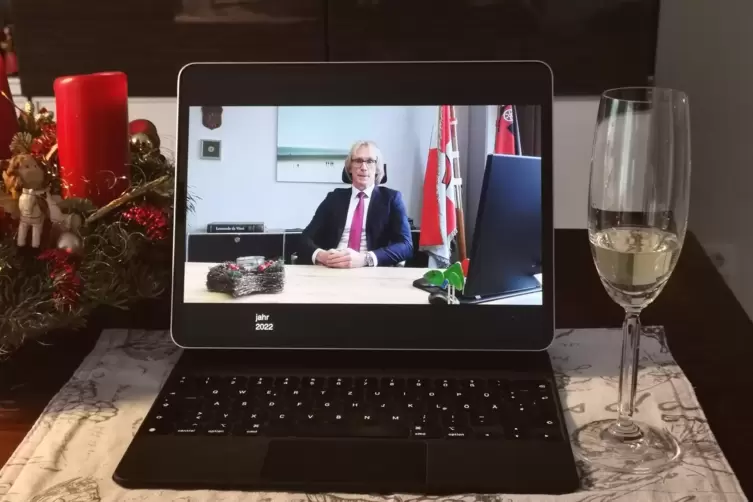 Stefan Veth gr&uuml;&szlig;t aus seinem Amtszimmer. 