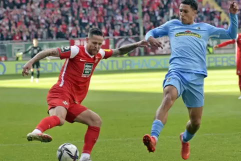 Dauerbrenner beim FCK: Mittelfeldspieler Mike Wunderlich. Rechts Nishan Burkart vom SC Freiburg II. 
