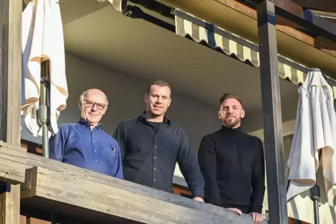 Übergabe (von links): Karl-Heinz Clos, Jens Lewandowsky und Cornelius Wojtek.