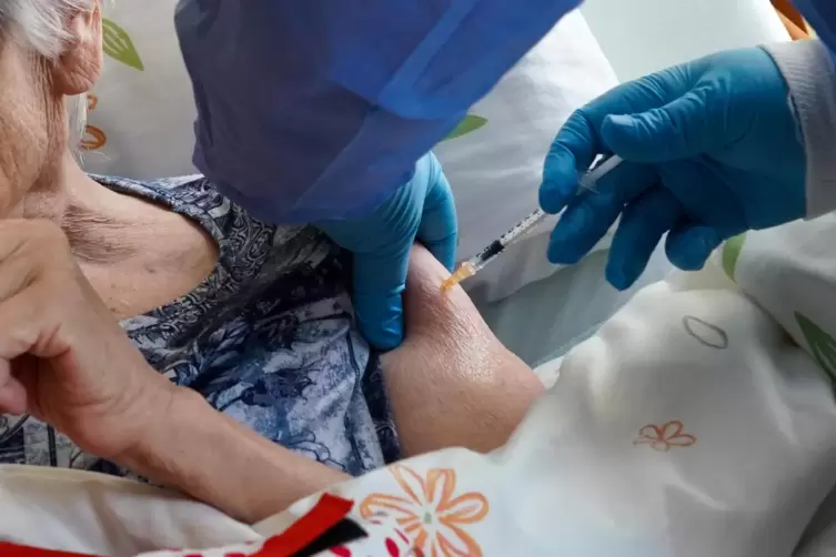 Eine Bewohnerin eines Seniorenheims wird geimpft.