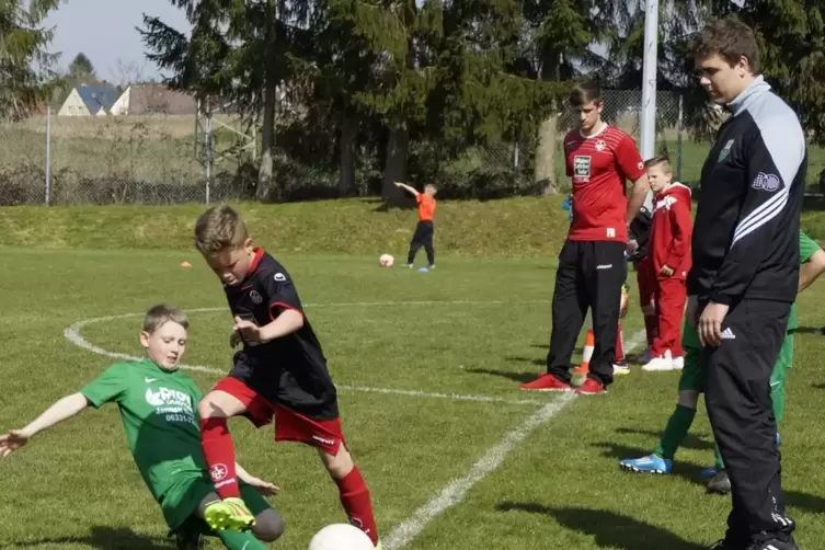 Coach aus Leidenschaft: Marc-Kevin Schaf (rechts) als E-Jugend-Trainer bei einem Spiel gegen den FCK. 