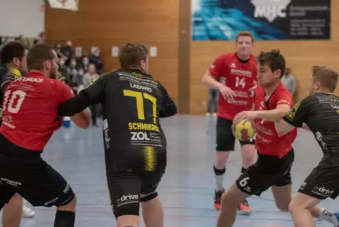 Die Offenbacher (in Rot, von links) Fabian Graap, Lukas Klein und Sebastian Mohra im Spiel gegen Mundenheim. Rechts Aaron Schlei