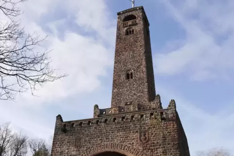 Bei Bad Dürkheim: Bismarckturm auf dem Peterskopf. 