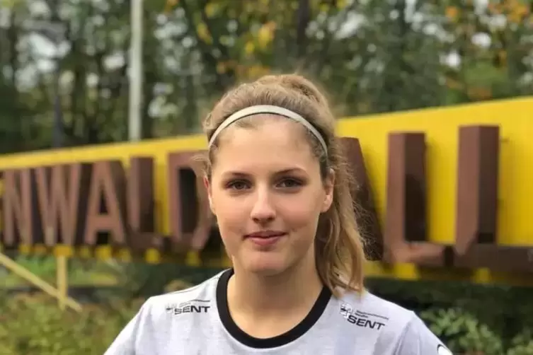 Sanja Oser mit dem Handballin Wörth. 