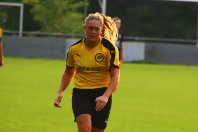 Annalena Seibel beim Fu&szlig;ball mit der FSG Wasgau. 