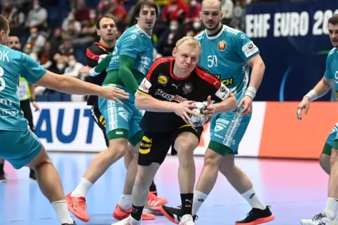 Patrick Wiencek setzt sich am Kreis durch. 