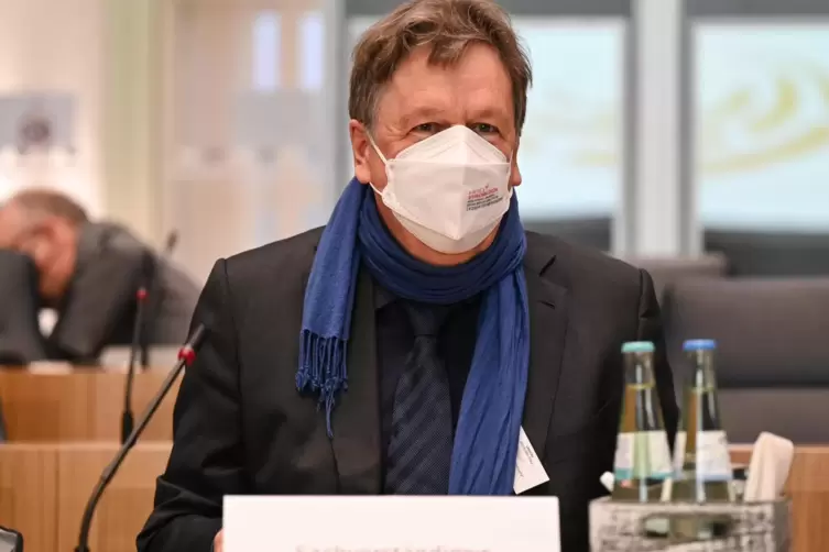 Klare Worte trotz Maske: Nach Einschätzung von Wetterexperte Jörg Kachelmann haben Behörden versagt.