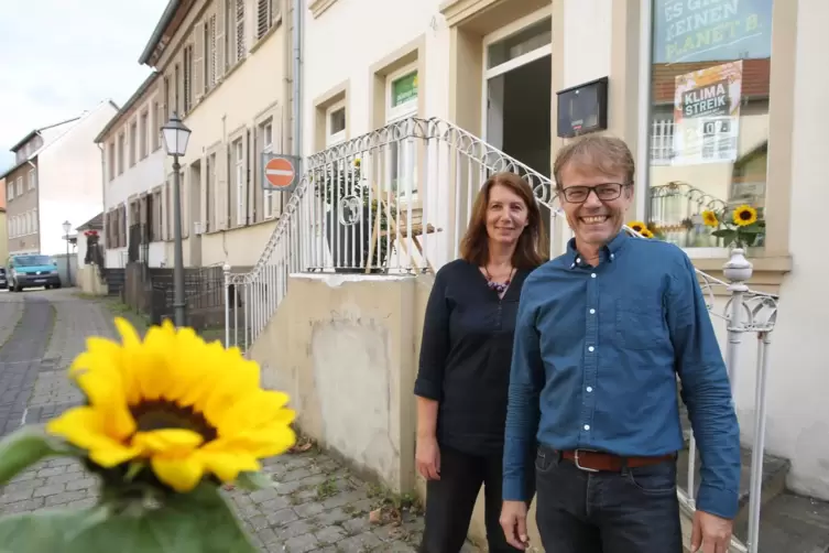 Andreas Hartenfels mit Anja Frey bei der Eröffnung seines neuen Kuseler Büros in der Bangertstraße im September. 