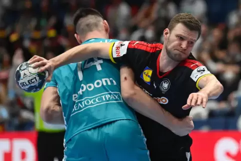 Denker, LenkerPhilipp Weber wird von Viachaslau Bokhan gestoppt. 