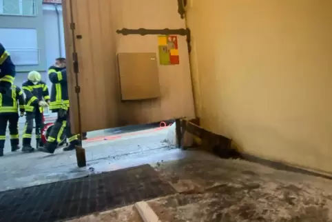 Der Eingangsbereich des Gesundheitsamts, wo mutmaßlich das Feuer gelegt wurde. 