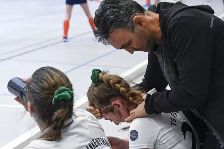 Kein Spitzenspiel ohne kleine Blessuren: Physiotherapeut Cumhur Aslan k&uuml;mmert sich um TG-Verteidigerin Nina B&uuml;ffor. 