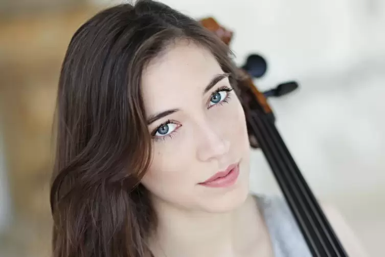 Die belgische Cellistin Camille Thomas ist der Gast beim „Mandelring plus“-Konzert im Saalbau. Sie spielt auf einem Instrument v