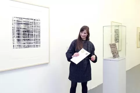 Druckstock und Druck ergeben eine Einheit: Marie Gouil mit ihren Arbeiten im ersten Obergeschoss der Pfalzgalerie. 