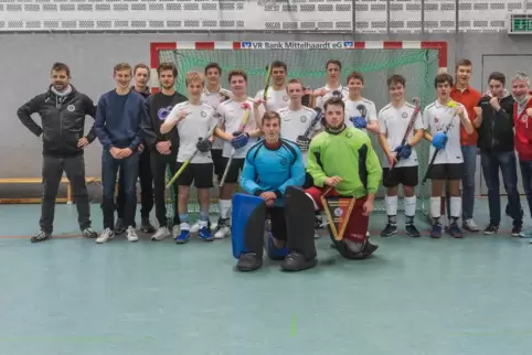 Freuen sich über den Meistertitel in der Oberliga: die U18 des Dürkheimer HC mit (vorne von links) Torhüter Max Mesel und Julius