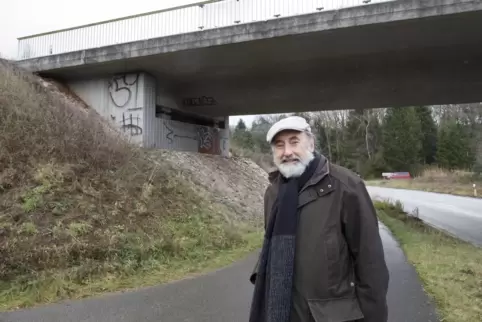 Unsere Unterführung soll schöner werden: Paul Peter Götz, derzeit geschäftsführender Ortsvorsteher, will die B270-Brücke am Erfe