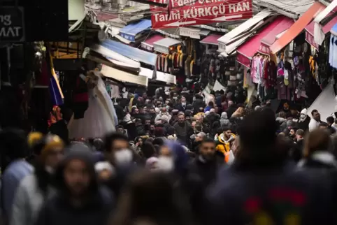 Menschen drängen sich in einem Istanbuler Straßenmarkt.